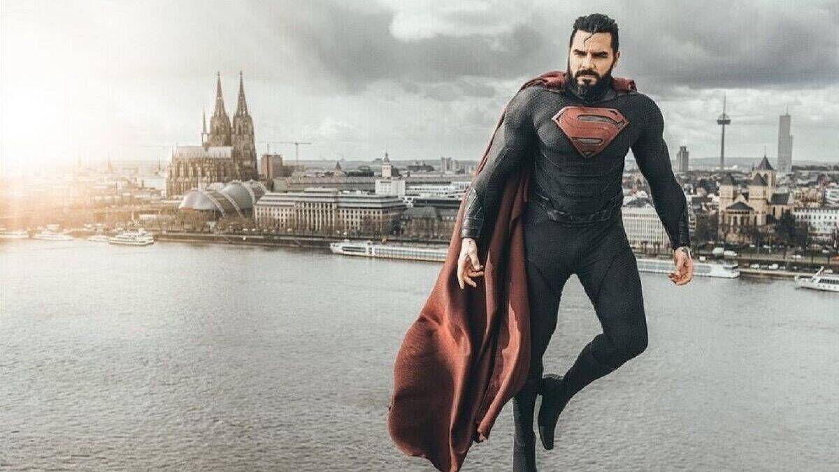 Maul Cosplay inszeniert einen spektakulären Stunt zu Ehren von Superman.