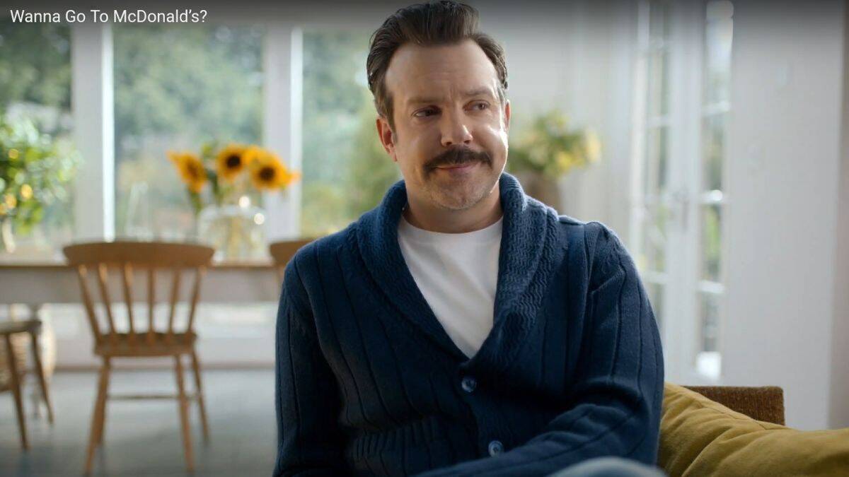 Jason Sudeikis sitzt in Ted-Lasso-Manier im Sessel und ist sauer.