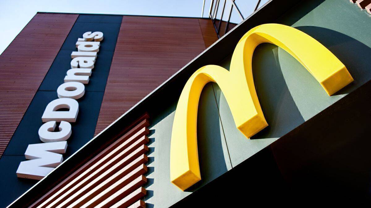 Die Kampagne "Raise Your Arches" wirbt für McDonald's auf ganz minimalistische Weise.