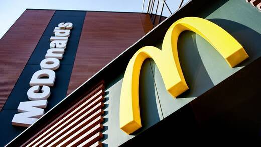 Die Kampagne "Raise Your Arches" wirbt für McDonald's auf ganz minimalistische Weise. 