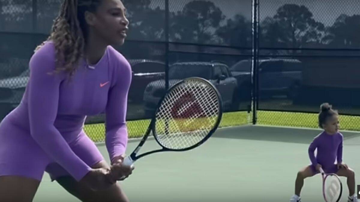 Serena Williams mit ihrer Tochter auf dem Tennisplatz. 