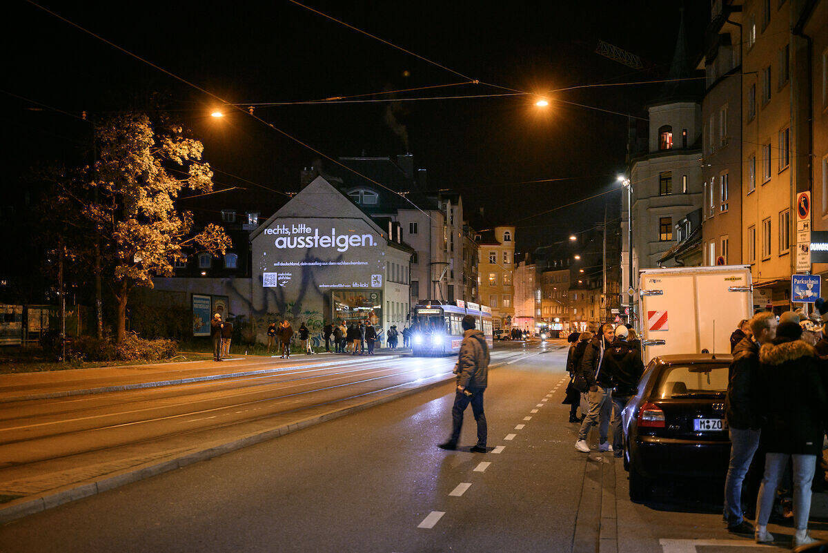 In den Straßen, U-Bahnen und Kneipen rund um das Grünwalder Stadion in München positionierte sich der TSV 1860 München gemeinsam mit Fritz-Kola und Exit Deutschland gegen rechts.