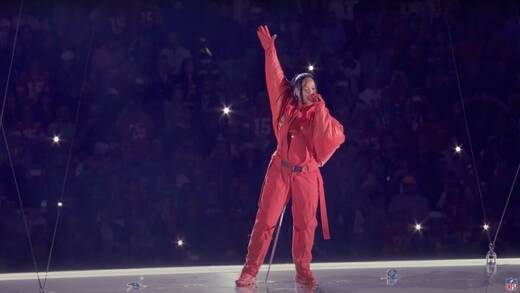 Beim Super Bowl sorgt Rihanna für eine beeindruckende Halbzeitshow. Davon profitiert auch Fenty Beauty.