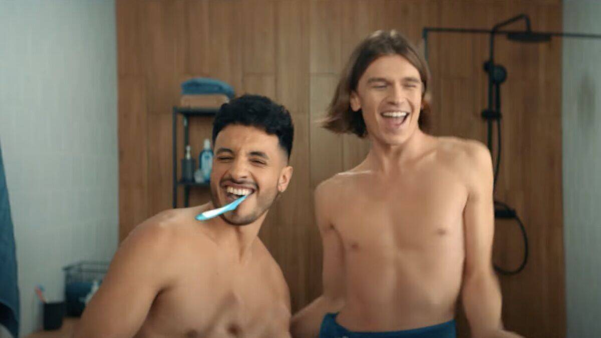 Im Video tanzen die Protagonist:innen ausgelassen zur Musik von "Everybody", im Original ein Hit der Backstreet Boys.