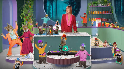 Punklegende Iggy Pop feiert eine Küchenparty mit Tieren aus dem Bayerischen Wald in der Produktkampagne von Schock.
