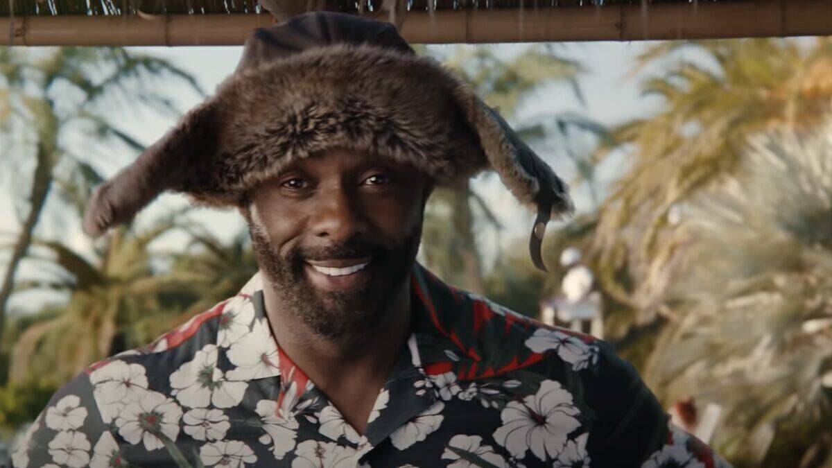Idris Elba im letztjährigen Super-Bowl-Spot für Booking.com.
