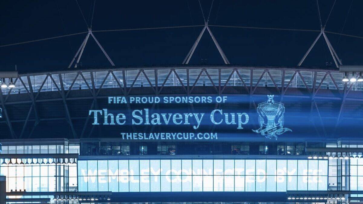 Die Projektion auf das Gebäude der Fifa in London in der Nähe des Wembley-Stadions.