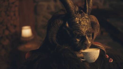 Ein Perchten-Mann, der Sven heißt und Cappuccino mit Hafermilch trinkt? Unmöglich, sagen die Bauern in Tirol. 