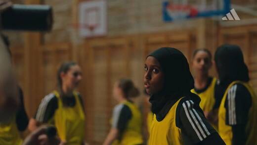 Neue Adidas-Kampagne: Junge muslimische Sportler:innen wollen auch während des Ramadan aktiv sein.