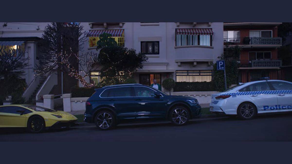 Zwischen Lamborghini und Polizeiwagen eingeklemmt? Mit der Ausparkhilfe von VW kein Problem