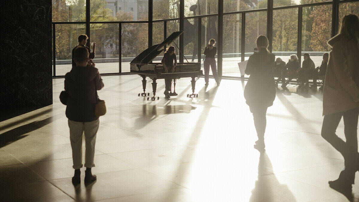 Performances wie jene von von Allora & Calzadilla in der neuen Nationalgalerie zugänglich gemacht.