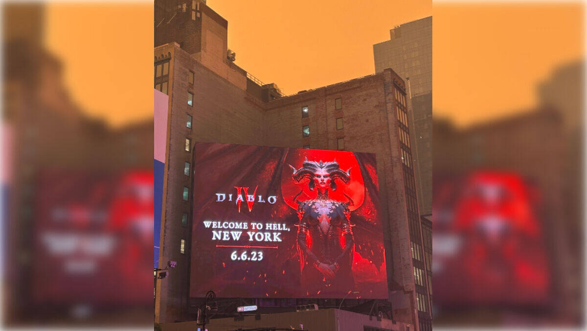 In orangenen Rauch gehüllt: Das Diablo-Billboard in New York.