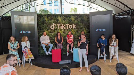Tiktok in Cannes mit President Blake Chandlee (3.v.l.), Marketingchefin Sofia Hernandez (3. v.r.) und Rob Mayhew, TikTok Creator (4.v.r.)