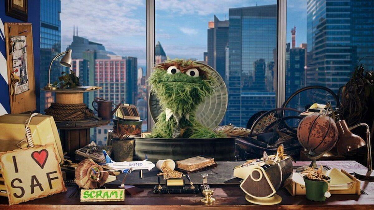 Grantiger Markenbotschafter: "Oscar the Grouch" als Chief Trash Officer von United Airlines