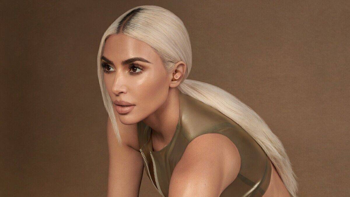 Kim Kardashian mit den neuen "Beats x Kim"-Kopfhörern. 