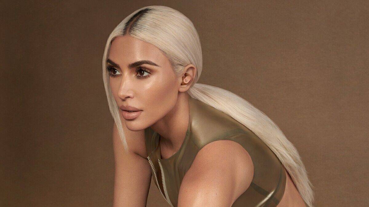 Kim Kardashian mit den neuen "Beats x Kim"-Kopfhörern.