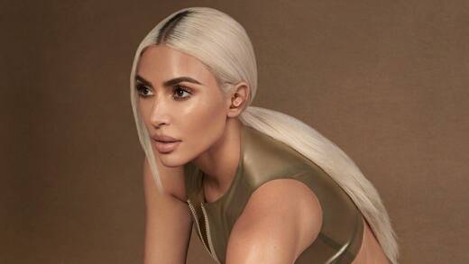 Kim Kardashian mit den neuen "Beats x Kim"-Köpfhörern