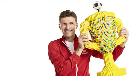 Thomas Müller und der Lego-Pokal.
