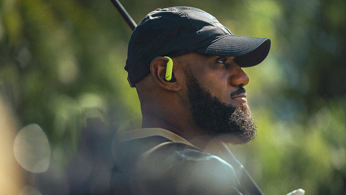 Nike im einen Ohr – und Beats im anderen: LeBron James in der Kampagne zu den "Powerbeats Pro 2 – Nike Special Edition"
