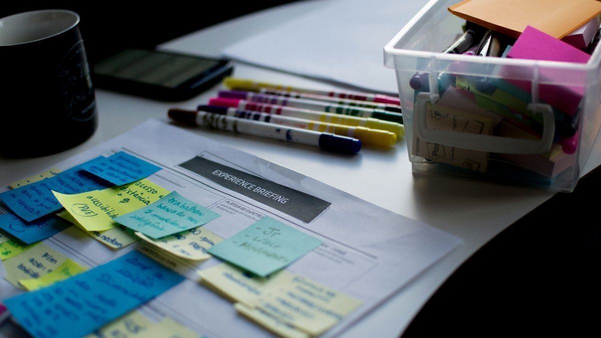 AI Content Strategy: Mastering Briefings for Brand Differentiation