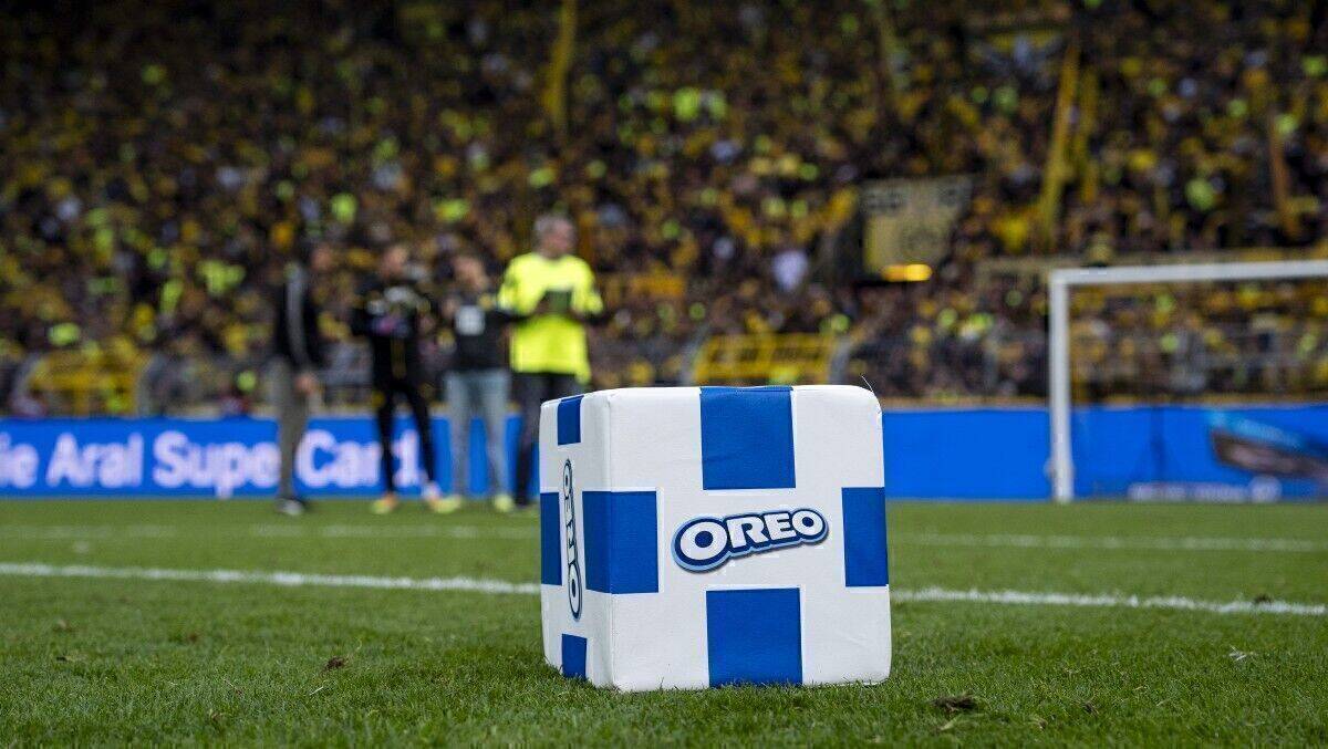 Oreo mit eckigem Ball im Stadion.