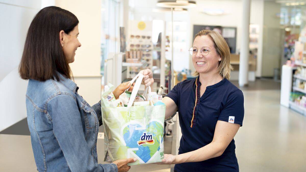Vom Shampoo bis zur Schmerzsalbe: Dm verschiebt die Grenzen zwischen Alltag und Apotheke.