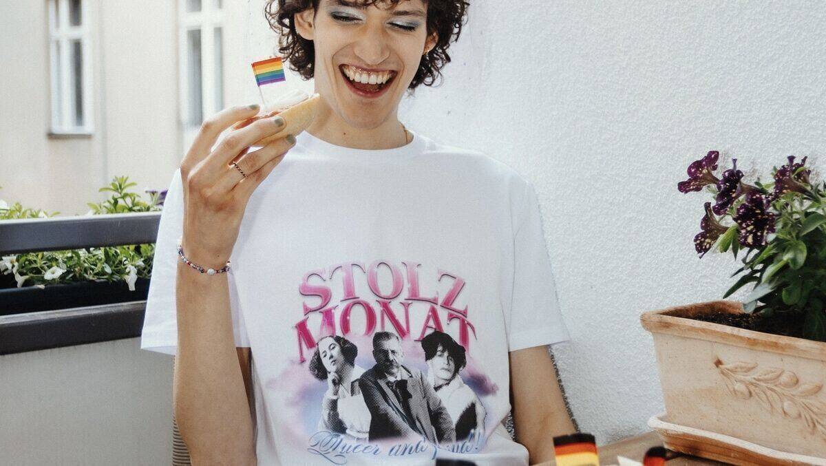 Es gibt neue T-Shirts zum 'Stolzmonat".