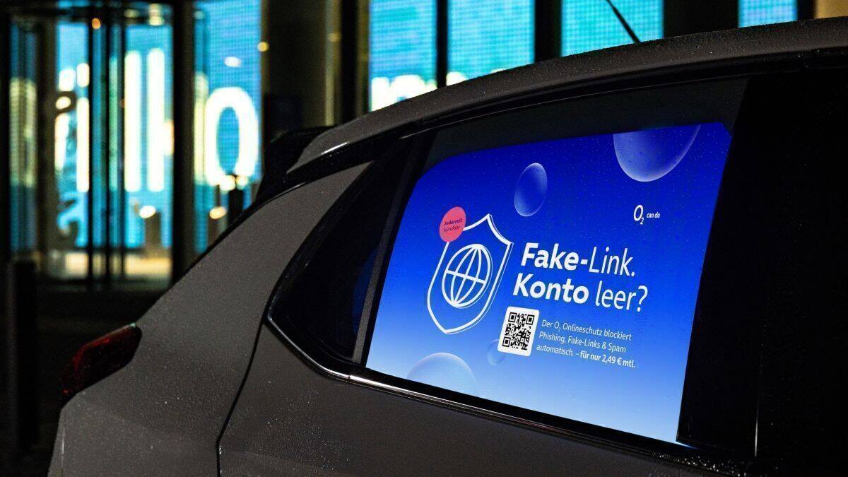 Über digitale Screens auf 500 Free2move-Fahrzeugen werden gezielt Inhalte und Werbung an Menschen im städtischen Raum ausgespielt  
