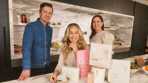 Sarah Jessica Parker mit Glow25-CEO Steven Mattwig und Head of Brand Denise Kurz
