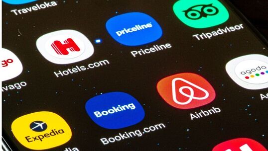Bild: Humor schlägt Hochglanz: Wie Booking Airbnb auf TikTok abhängt