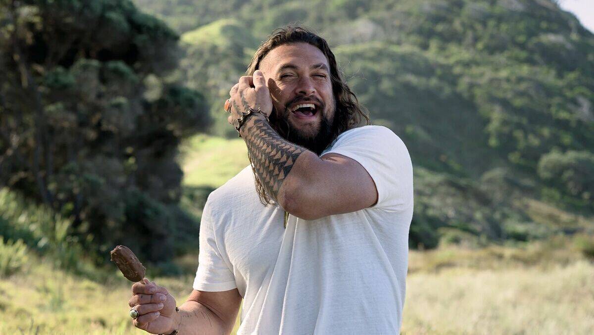 Jason Momoa beisst für Nuii ins Eis.