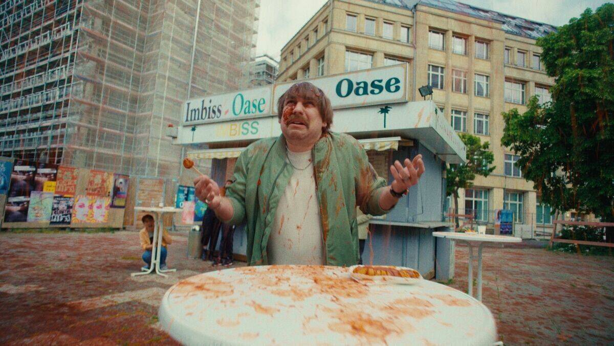 Es regnet Ketchup vom Himmel.