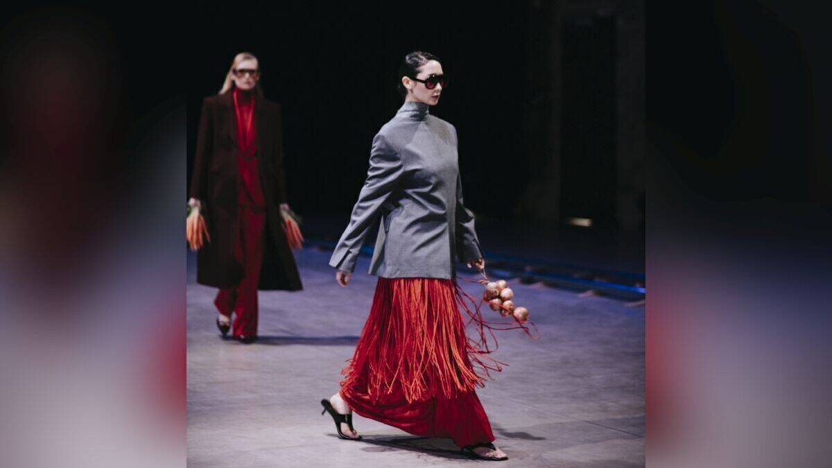 Zwiebeln, Lauch und Zitronen als Fashion-Accessoire.