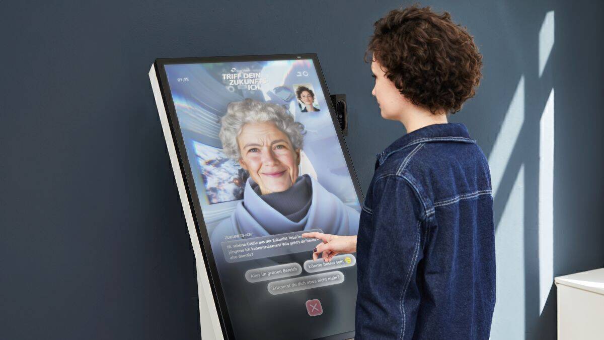 Kern des Projekts sind lebensgroße Display-Installationen sowie eine immersive Mobile Experience. Sie zeigt eine gealterte Version des Betrachters, mit der man ein Gespräch führen kann.