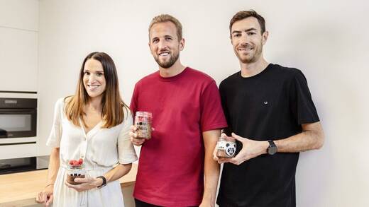 Caroline und Tim Nichols begrüßen Harry Kane bei 3Bears.