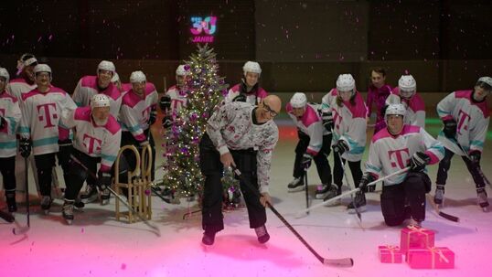 Bild: Mut auf glattem Eis: Telekom-Chef mit sympathischem Weihnachtsvideo - und strategischer Botschaft