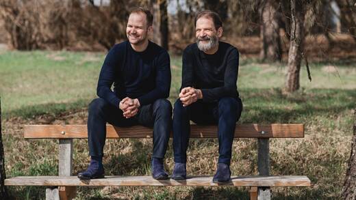 „Um unsere Ernährungsgewohnheiten zu verändern, braucht es Anreize und vor allem echte Alternativen, die Lust auf eine fleischlose Ernährung machen“, sagen Thomas (l.) und sein Vater Hermann Neuburger über ihre neue Marke Hermann.Bio und das Produkt Fungi Pad.