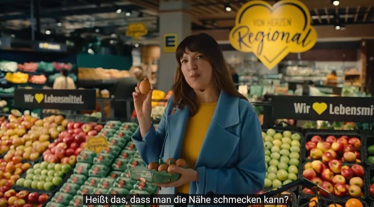 Mit einem gelben Herz soll die neue Edeka-Eigenmarke wie hier im Spot kommuniziert, schnell wieder erkannt werden.