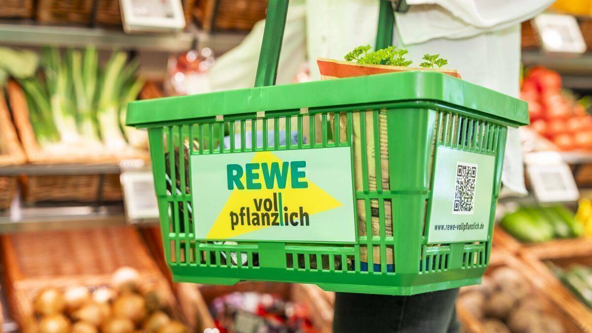 Eigenes Branding für die neue Rewe-Filiale, auch beim Einkaufskorb.