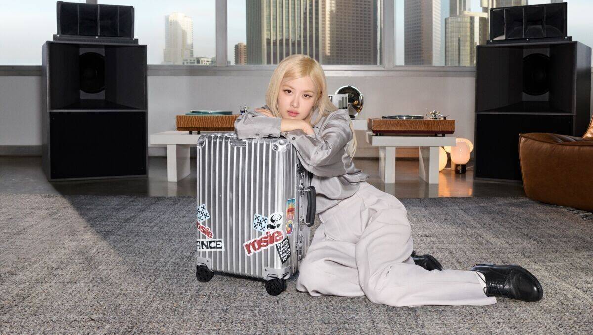Rosé ist wieder für Rimowa im Einsatz.