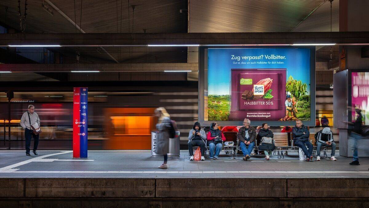 So wirbt Ritter Sport an deutschen Bahnhöfen.