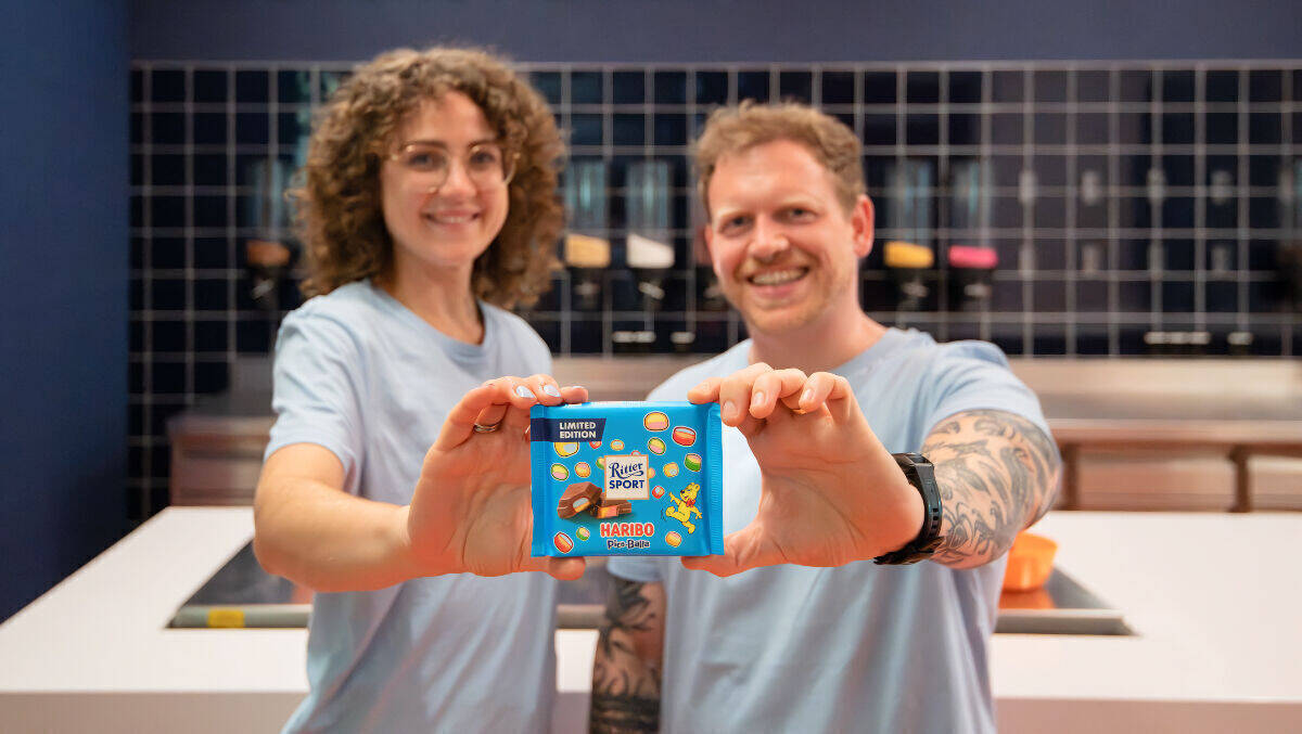 Coraline Lücker (Haribo) und Fabian Hönig (Ritter Sport) präsentieren die neue Haribo-Riiter Sport-Schokolade.