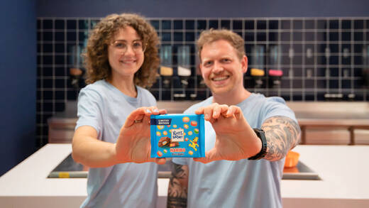 Coraline Lücker (Haribo) und Fabian Hönig (Ritter Sport) präsentieren die neue Haribo-Riiter Sport-Schokolade.