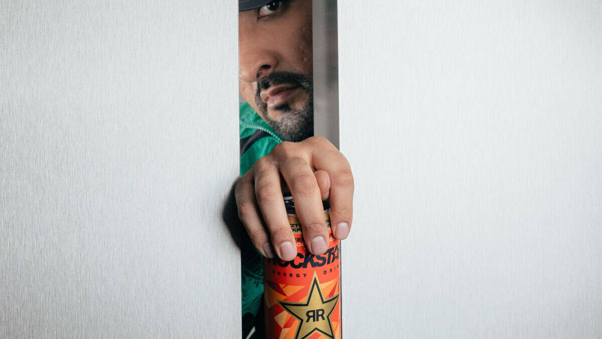 Rapper SSIO wirbt für Rockstar Energy.