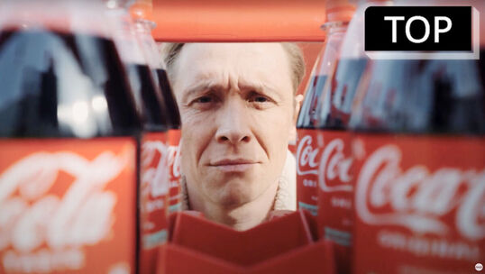 Bild: rPET oder PET? Coca-Cola und Matthias Schweighöfer klären auf 