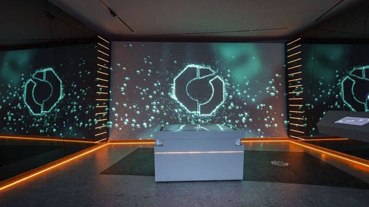 Wack ist der Showroom ein vollständig digital bespielter Raum mit mehreren interaktiven Stationen.