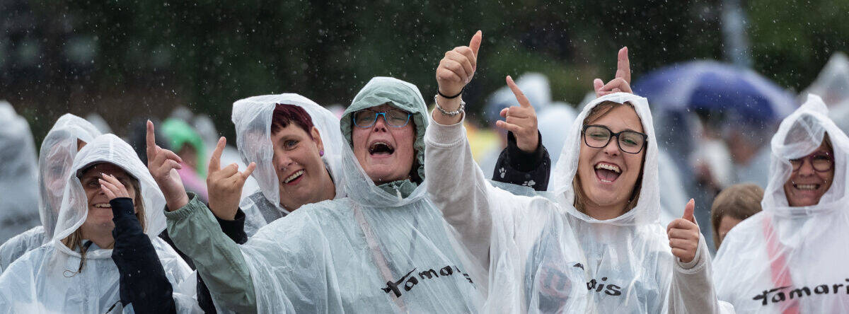 Dank Tamaris bleiben die Helene Fischer-Fans auch bei schlechtem Wetter trocken.