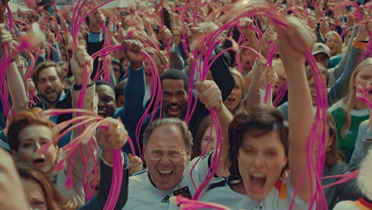 Riesiger Fußballjubel – dank des Glasfasernetzes der Telekom.