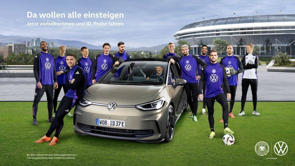 Neben den Spielern und Trainer Julian Nagelsmann tritt auch Sportdirektor Rudi Völler auf.