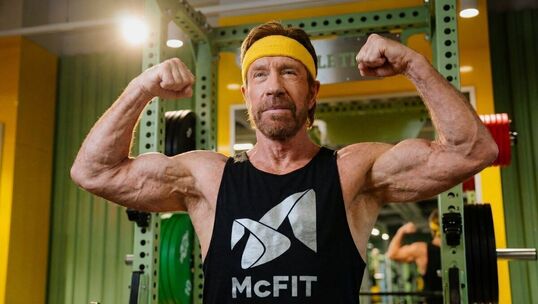 Bild: Vom Meme zur Marke: McFIT inszeniert Chuck Norris (per KI)